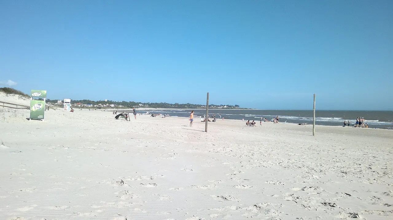 Playa de arena blanca de La Floresta, Canelones, sobre el Río de la Plata