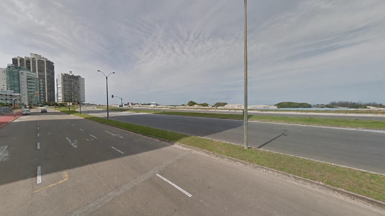 Rambla frente a las dunas y torres en La Pastora, Playa Mansa, Maldonado