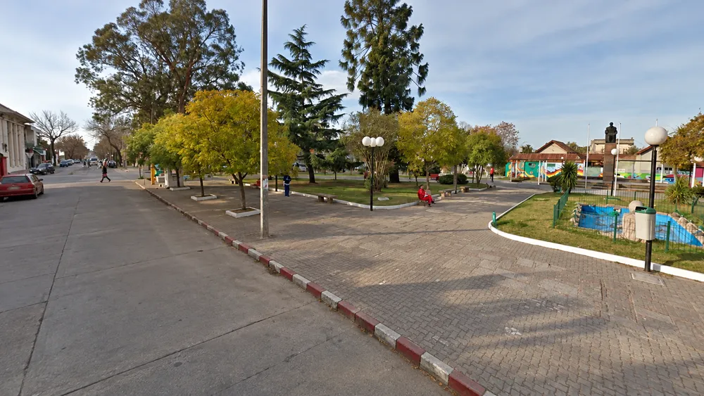 Plaza sobre la avenida José Gervasio Artigas, en La Paz, Canelones, con busto, fuente y arbolado
