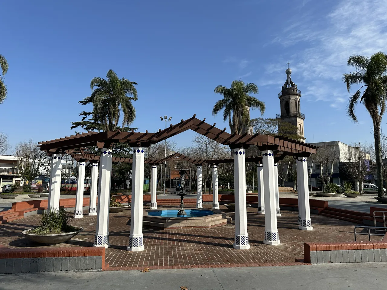 Plaza José Batlle y Ordóñez, con pérgola y fuente, en el centro de Las Piedras, Canelones