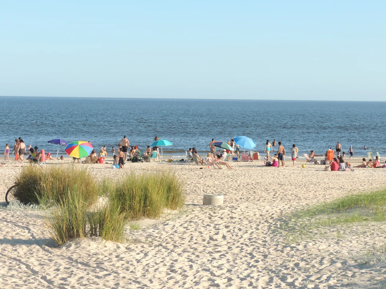 Playa de Lomas de Solymar, Ciudad de la Costa, con dunas con vegetación y bañistas