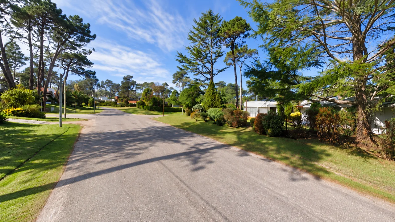 Avenida Florencia en Lugano, Punta del Este, entre pinos y casas con jardín