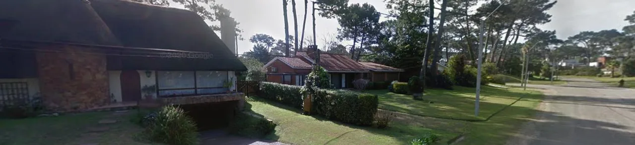 Calle con casas y pinos en Lugano, Punta del Este, Maldonado