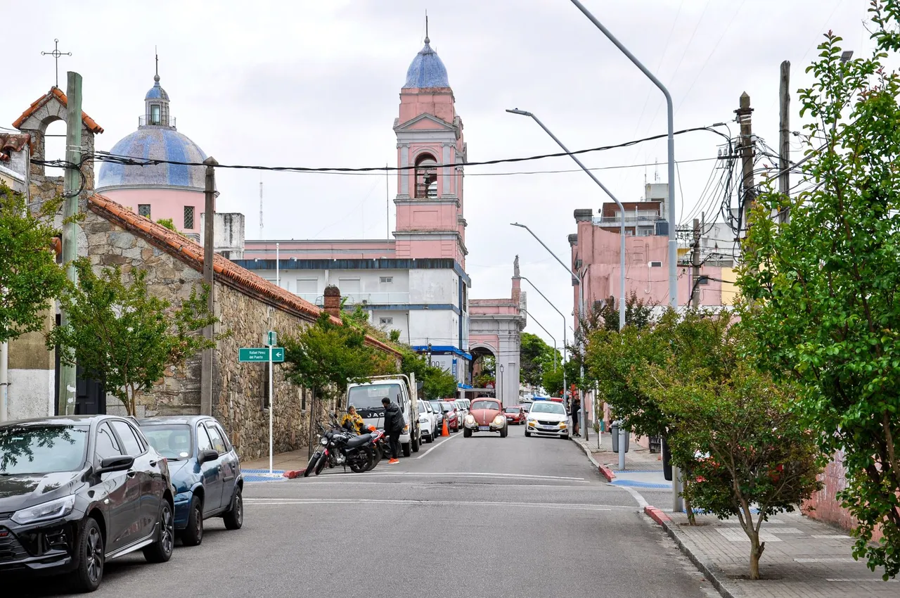Calle histórica del centro de Maldonado con autos y arquitectura clásica