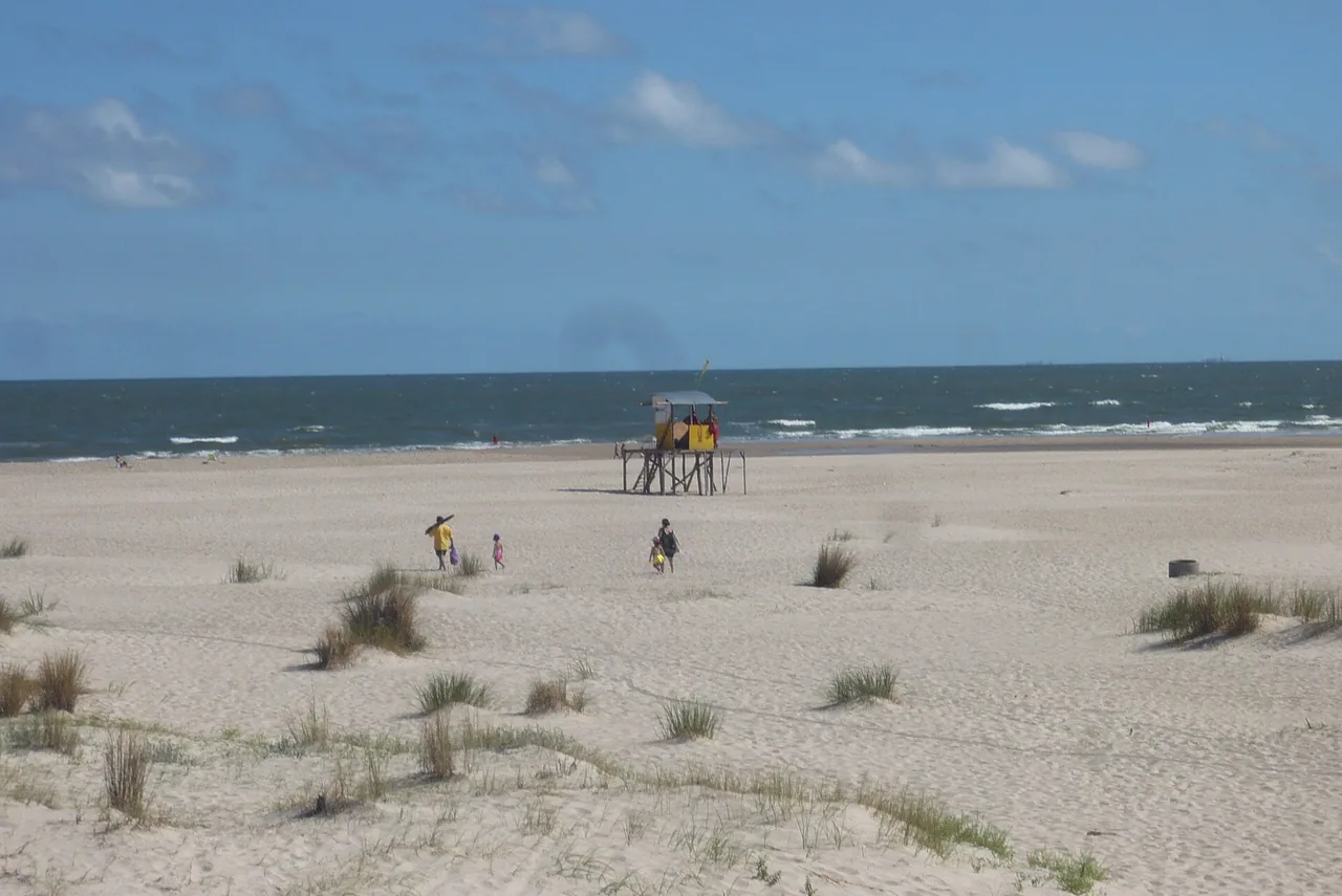 Playa de Neptunia, Canelones, con médanos y una torre de guardavidas