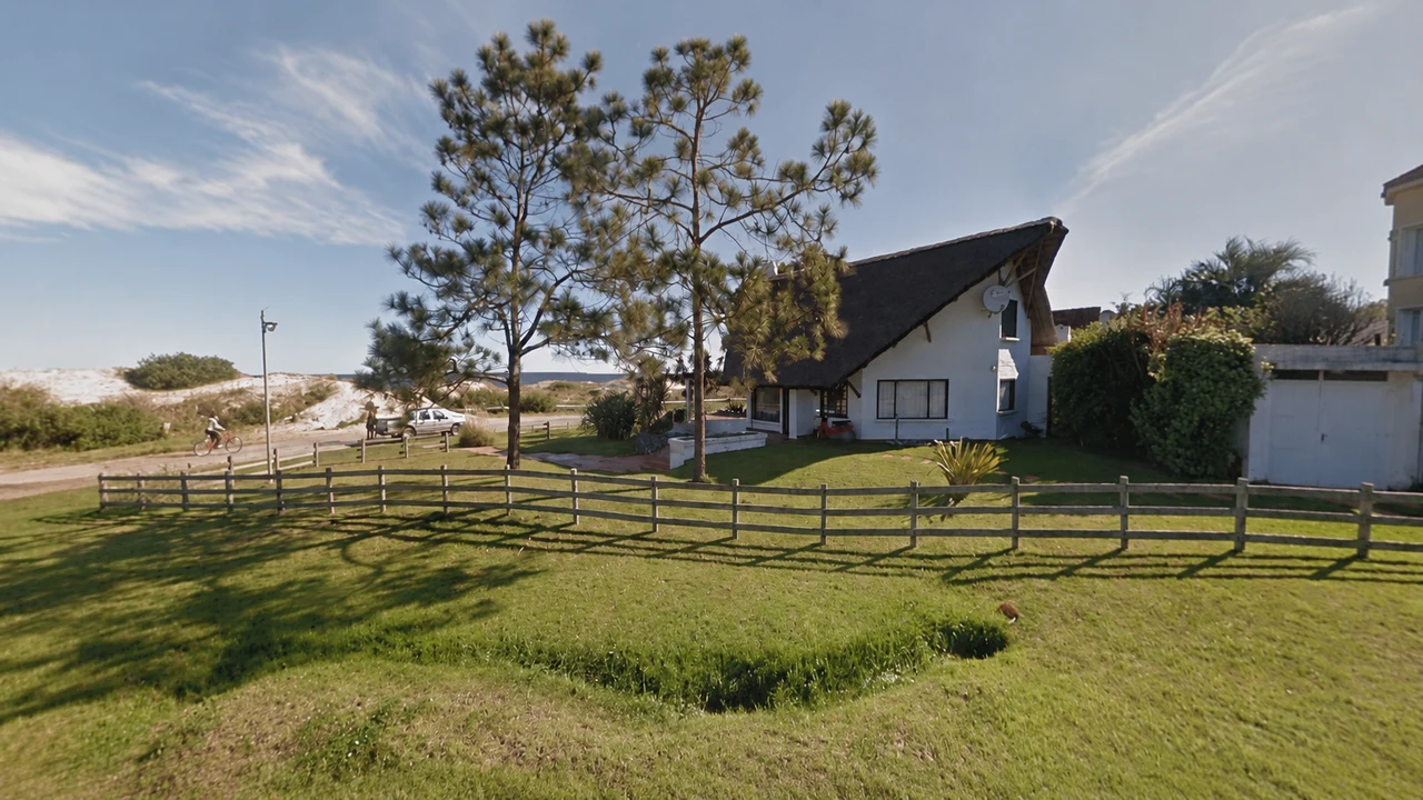 Chalet con techo de paja frente a las dunas en Playa Hermosa, Piriápolis, Maldonado
