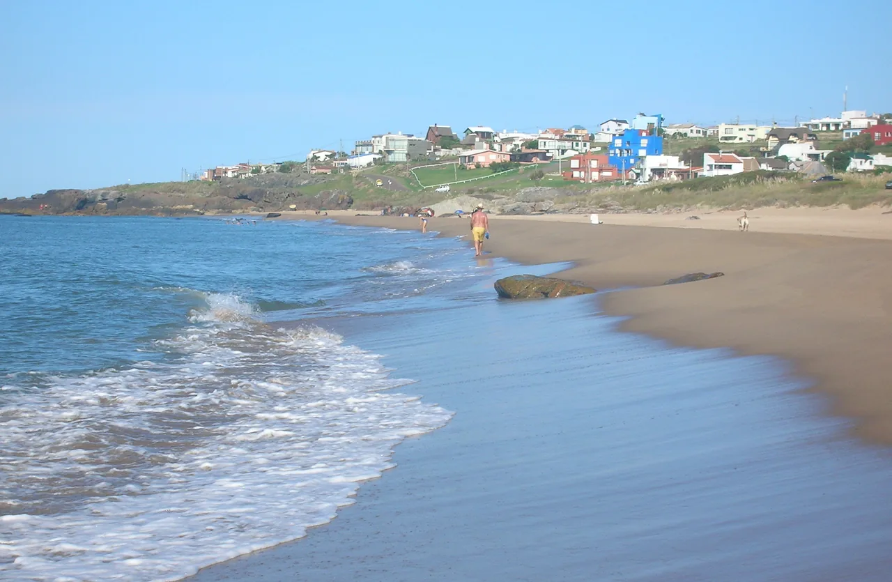 Playa de Punta Colorada, Maldonado, con las casas sobre la barranca