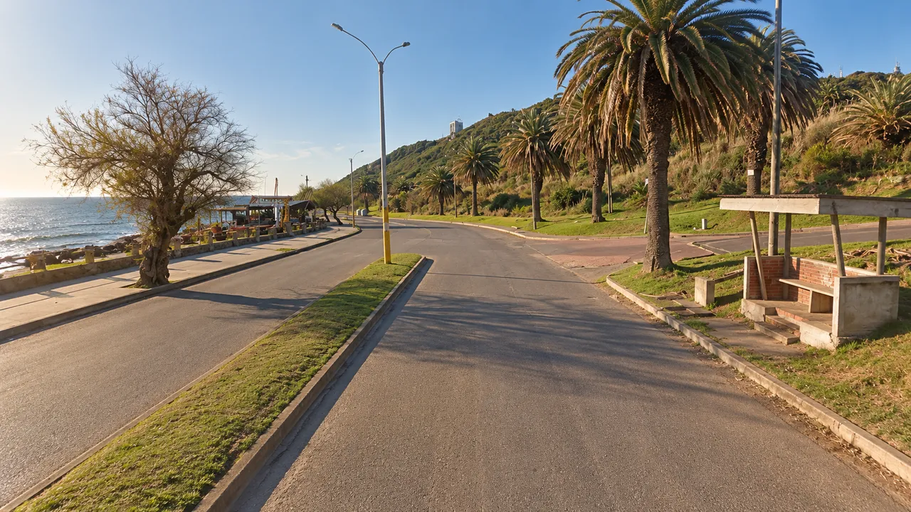 Rambla de los Ingleses en Punta Fría, Piriápolis, con palmeras, rambla y mar