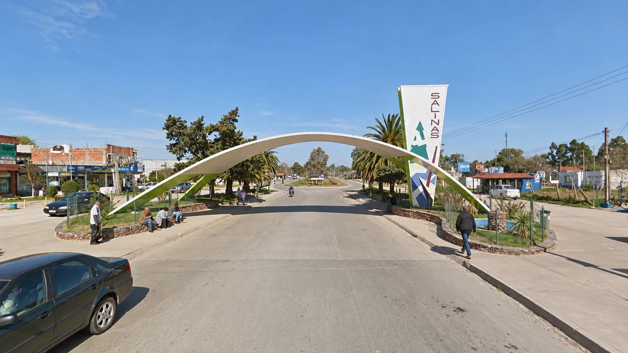 Arco de Salinas sobre la avenida Julieta, en Canelones