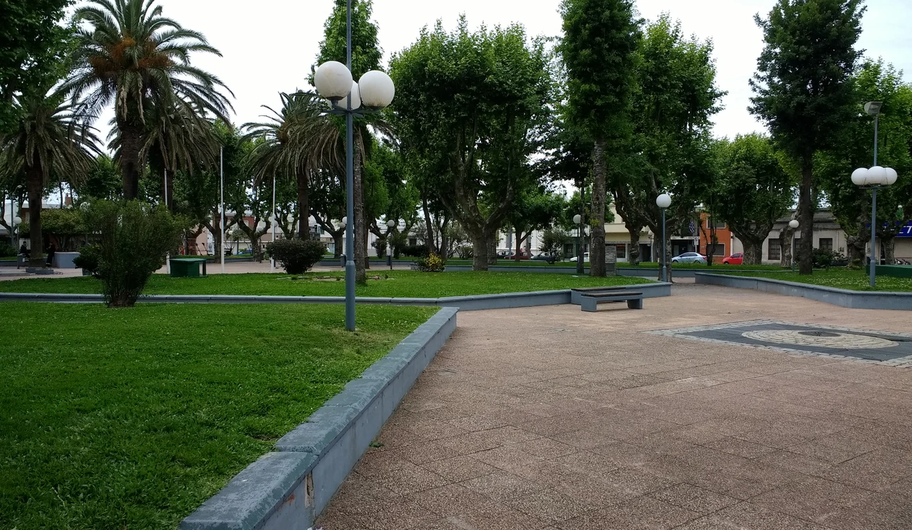Plaza Artigas de San Carlos, Maldonado, con senderos entre césped y palmeras