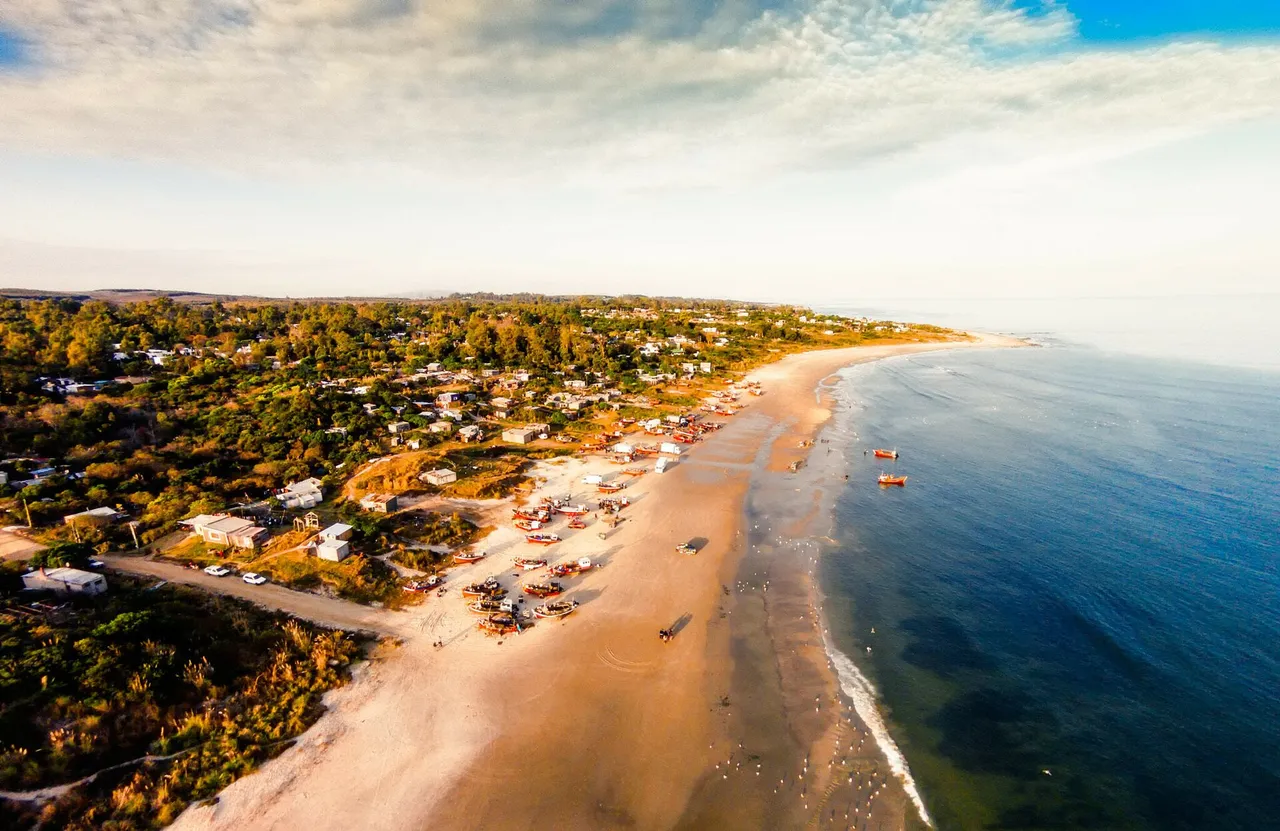 Vista aérea de la playa y las casas de San Luis, Canelones, al atardecer