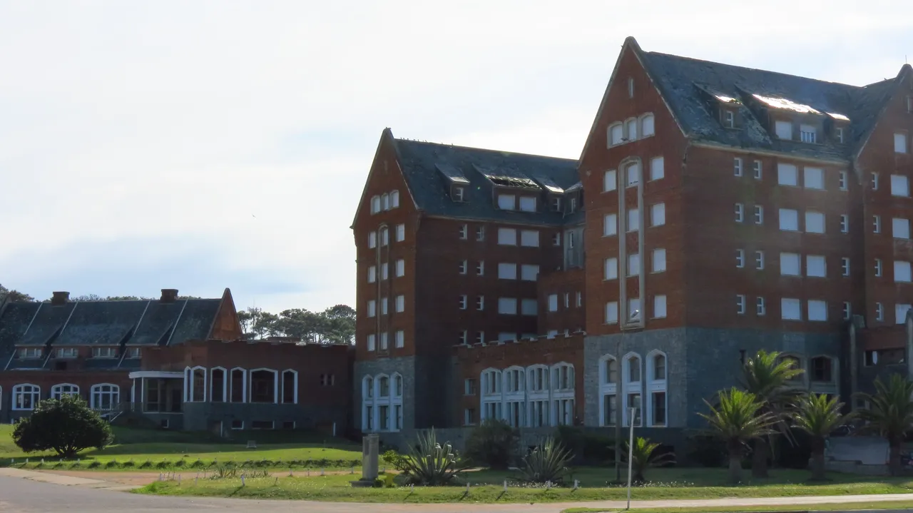 Fachada del histórico Hotel San Rafael en San Rafael, Punta del Este