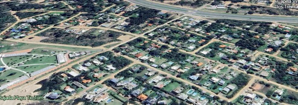 Vista aérea de las calles y casas de Tío Tom, en Punta Ballena, Maldonado